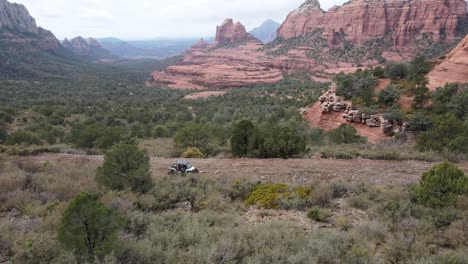 Aventura-En-Buggy-Atv,-Fondo-De-Roca-Roja,-Sedona,-Arizona