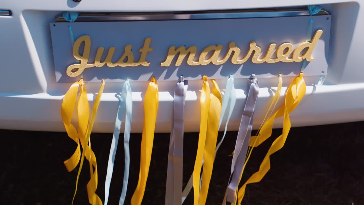 номерной знак с надписью "только что женился 1