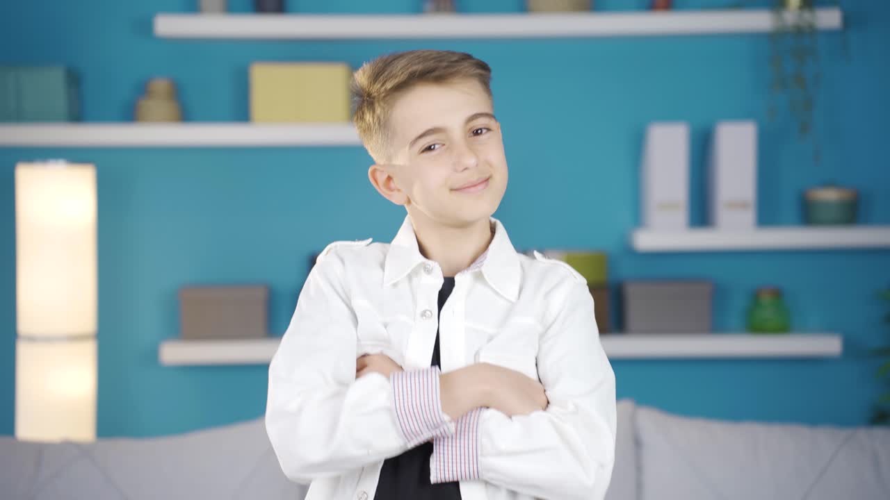 유쾌하고 행복한 소년은 카메라를 바라보며 웃습니다.