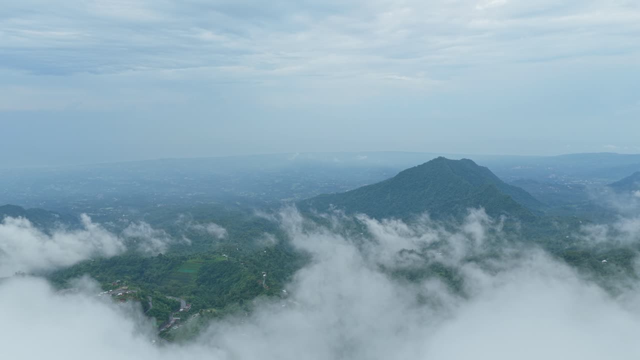 Pemandangan Udara Awan Bergerak di Atas Pegunungan dan Lembah Hijau yang Rimbun