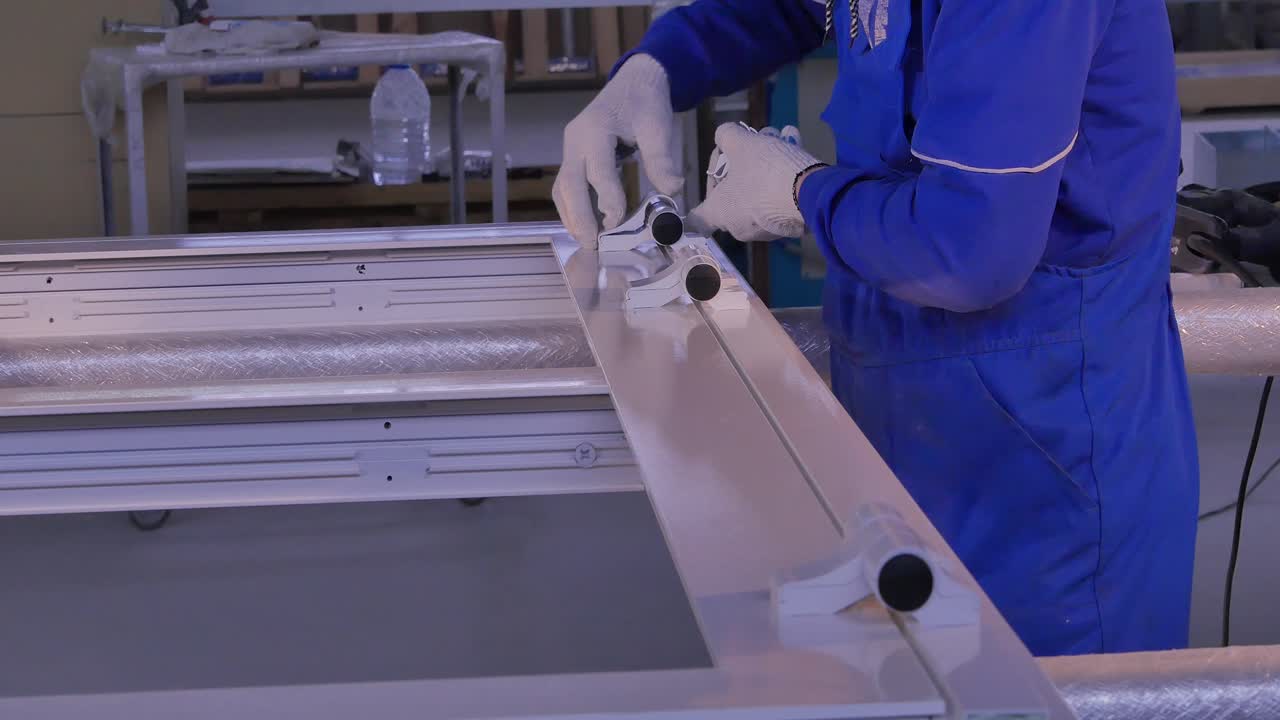 fensterrahmenmontage in einer fabrikumgebung