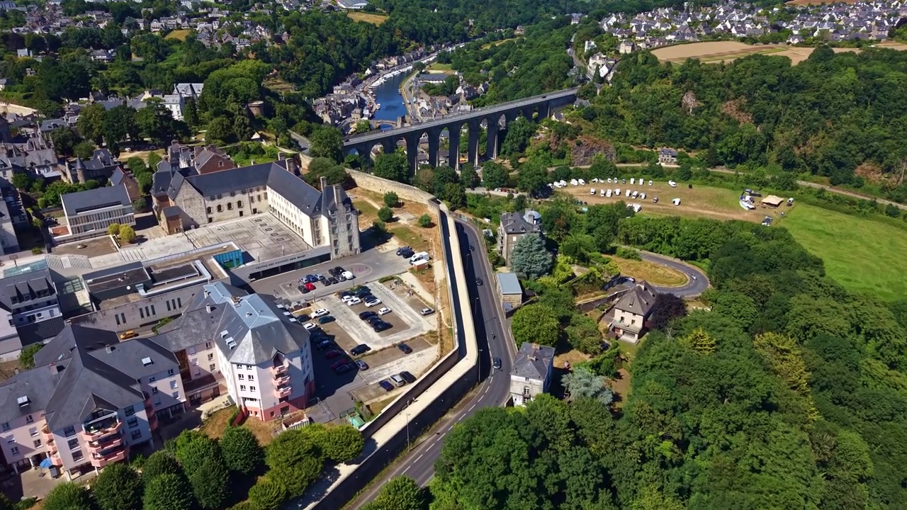 Château de Dinan, Porte Saint-Louis, Viaduc de Dinan et la Rance à Dinan, Côtes-d'Armor, Bretagne, France, révélant la ville médiévale fortifiée et la vallée environnante, survol en avant par drone.
