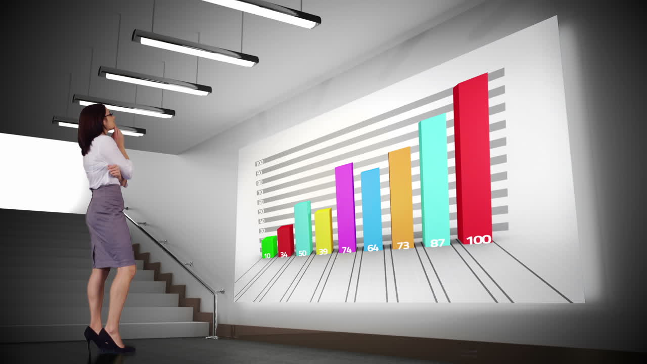 mujer de negocios mirando gráficos en la pantalla