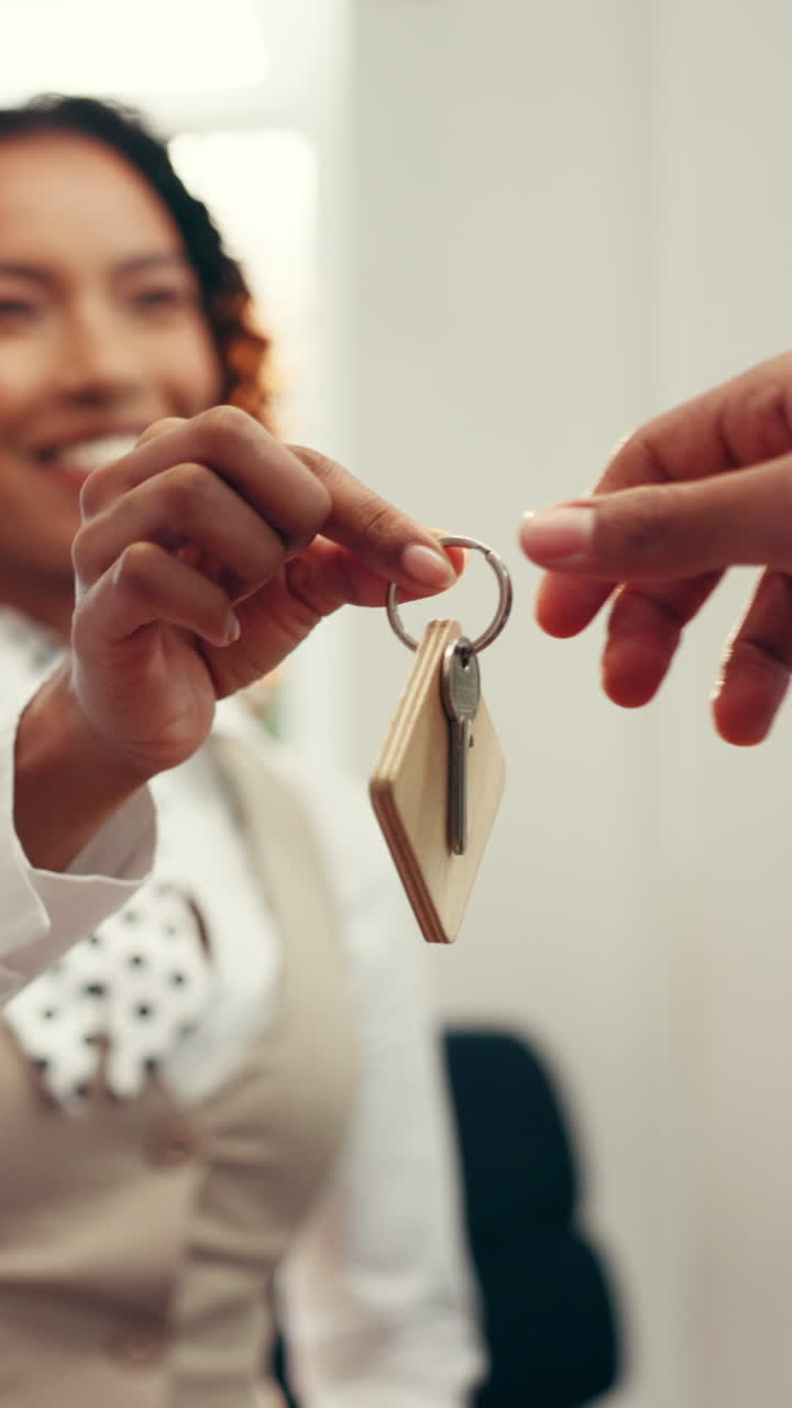 Donna felice che consegna le chiavi per una nuova casa