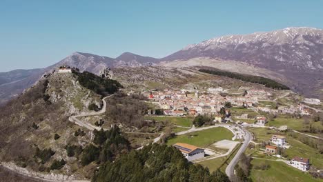 vista panorámica aérea del paisaje de pietraroja, un pueblo en la cima de una colina en italia, en los apeninos
