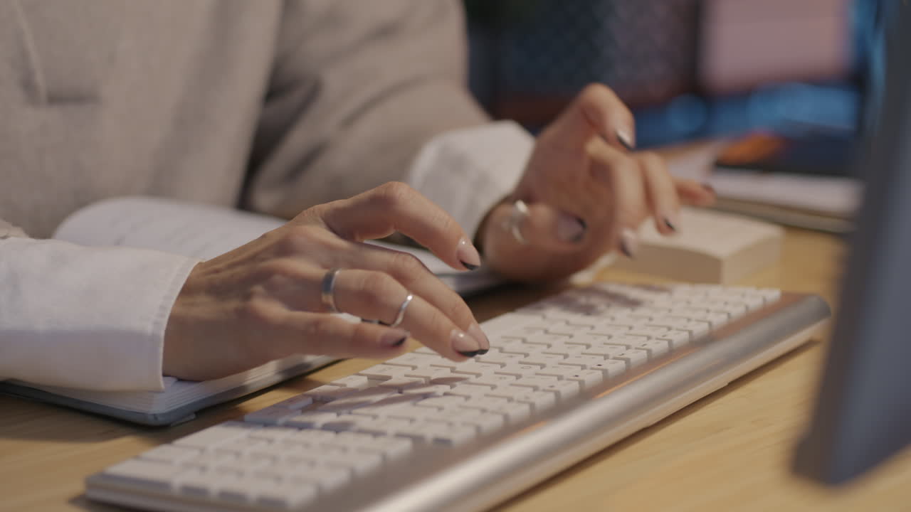 키보드 에서 타이핑 하는 여자