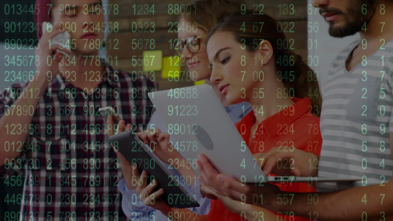 animación del procesamiento de datos en diversas personas de negocios que utilizan portátiles y tabletas