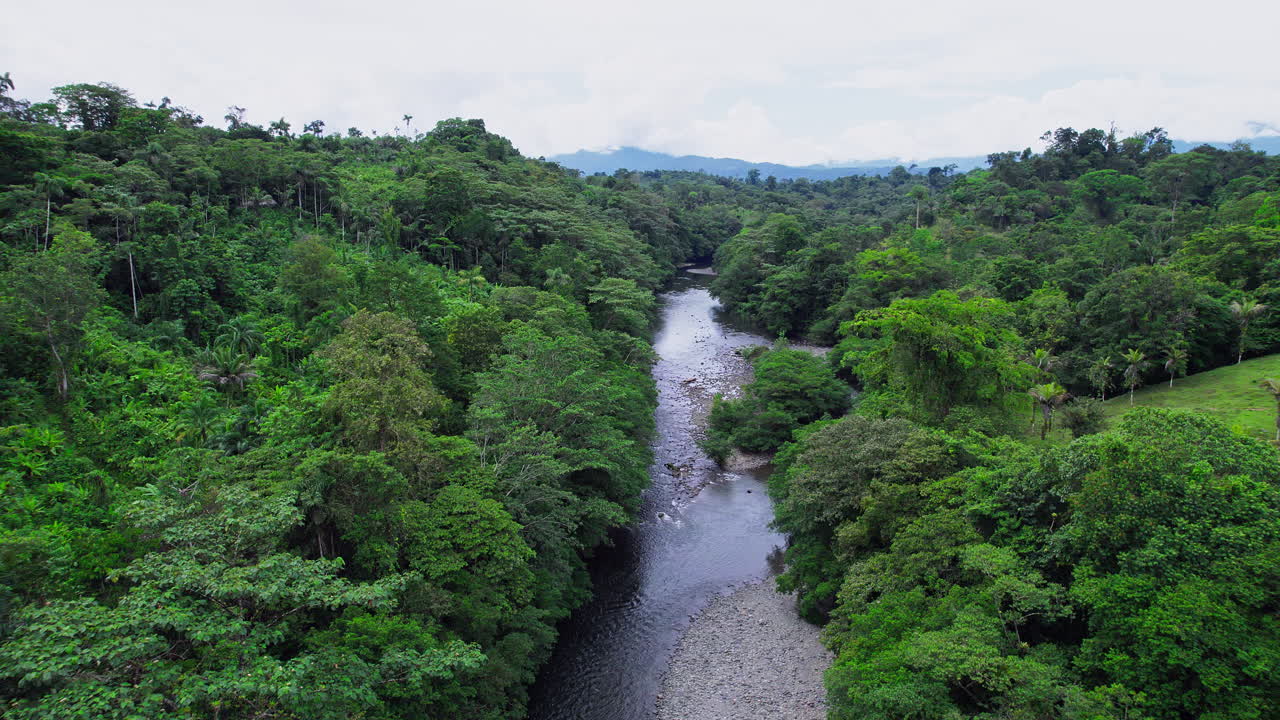 drone sobrevuela el río caloveborita en el distrito de santa fe en la provincia de veraguas, panamá