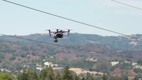 Drone-Inspeccionando-Líneas-Eléctricas-De-Alta-Tensión