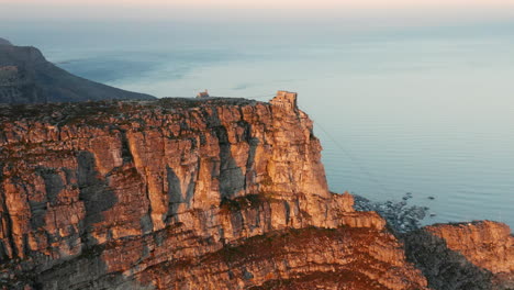 Antenne-Der-Kabelstation-Auf-Dem-Tafelberg-Mit-Sonnenaufgang-In-Kapstadt,-Südafrika