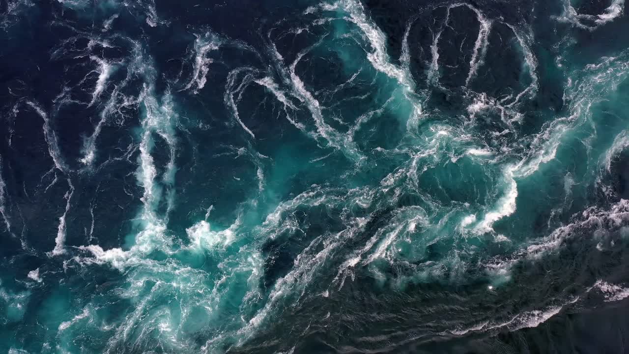 las olas de agua del río y el mar se encuentran durante la marea alta y la marea baja.
