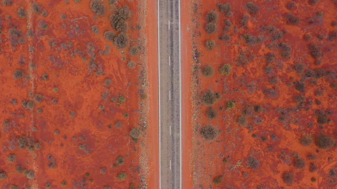 오스트레일리아 남부 마라(marla) 근처의 붉은 흙이 있는 호주 아웃백 사막 도로 하향식 공중