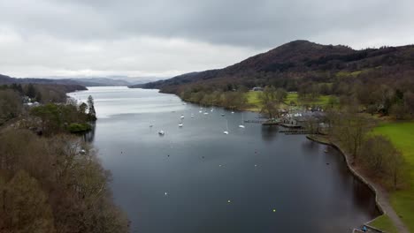 Imágenes-Aéreas-Cinematográficas-De-Un-Pie-Caído-En-El-Lago-Windermere,-Un-Parque-A-Orillas-Del-Lago-Con-Impresionantes-Vistas-De-Las-Montañas-De-Cumbria