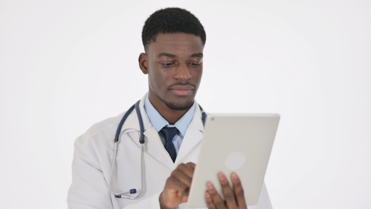 Medico africano che usa un tablet digitale su sfondo bianco