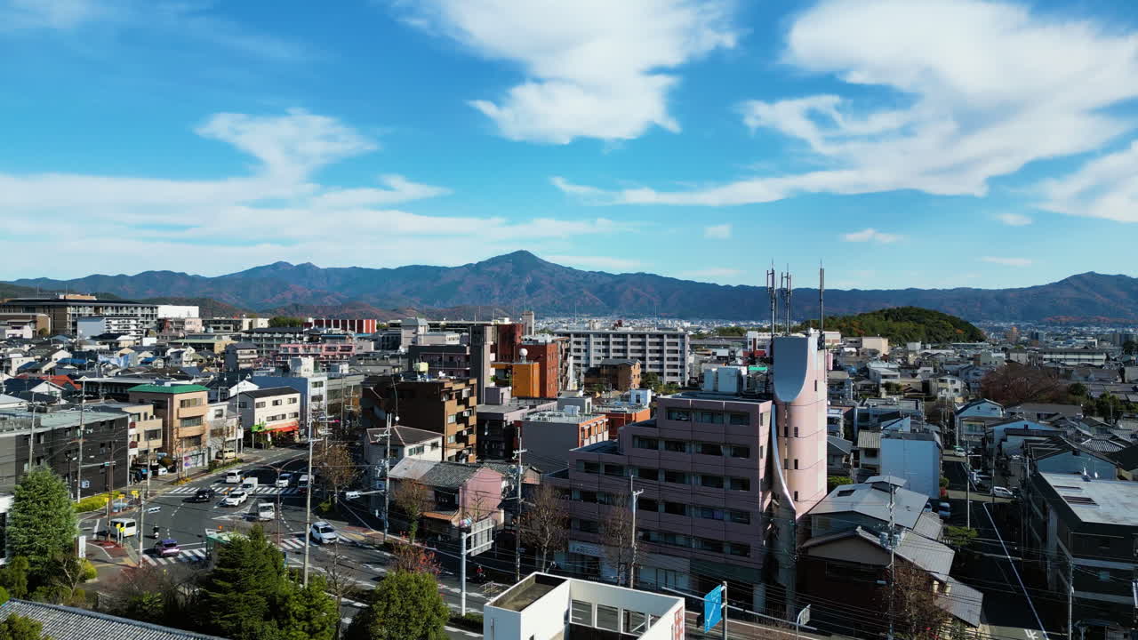 Vista aerea che si alza sul paesaggio urbano di Kita Ward, giornata di sole a Kyoto, Giappone