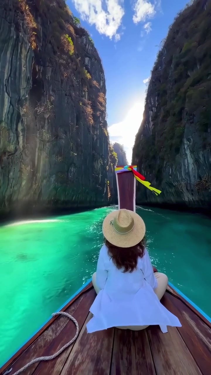 Mulher em Barco Longtail Explorando Lagoa Tropical com Falésias