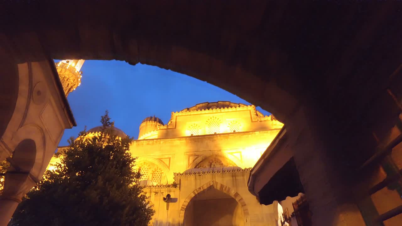 터키 이스탄불에 있는 세흐자데 모스크의 입구 문