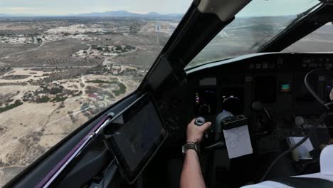piloto pov perspectiva fpv pilotando un avión que se acerca a la pista de un aeropuerto desértico costero