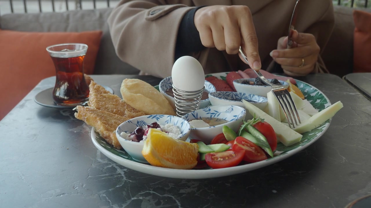 Wanita Menikmati Hidangan Sarapan Lezat dan Sehat