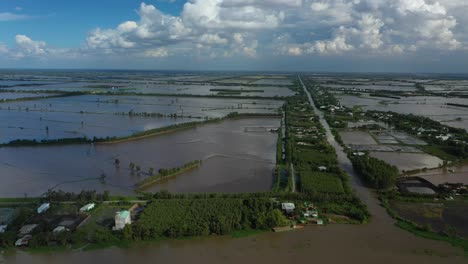 vista de seguimiento aéreo de la colorida tarde del delta del mekong sobre tierras agrícolas y vías fluviales en vietnam-1