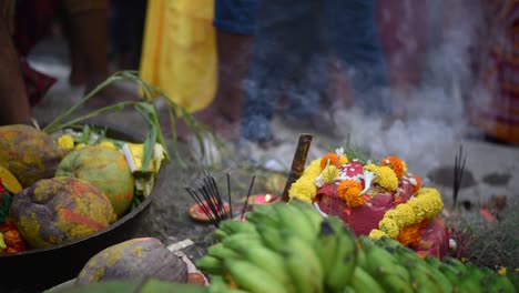 Preparation-of-worship-of-Hindu-Gods-with-fruits-and-flower-garlands,-close-up-and-slow-motion-shot