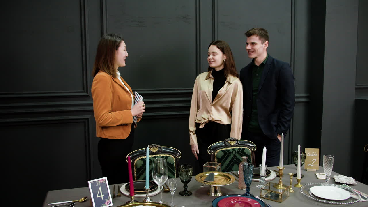 한 부부 와 대화 하는 아시아인 여자