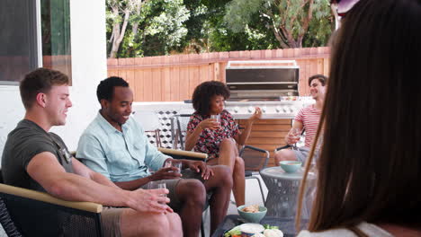 Junge-Erwachsene-Freunde-Entspannen-Sich-Auf-Der-Veranda-Vor-Einem-Haus