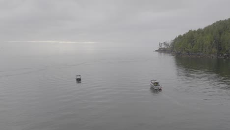 Barco-De-Pesca-En-Aguas-Tranquilas-Del-Océano-En-La-Costa-Oeste.