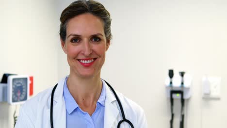 doctora con un portapapeles en la mano