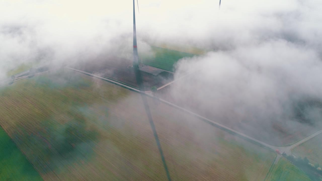 공중 구름 위의 들판에 있는 풍력 터빈