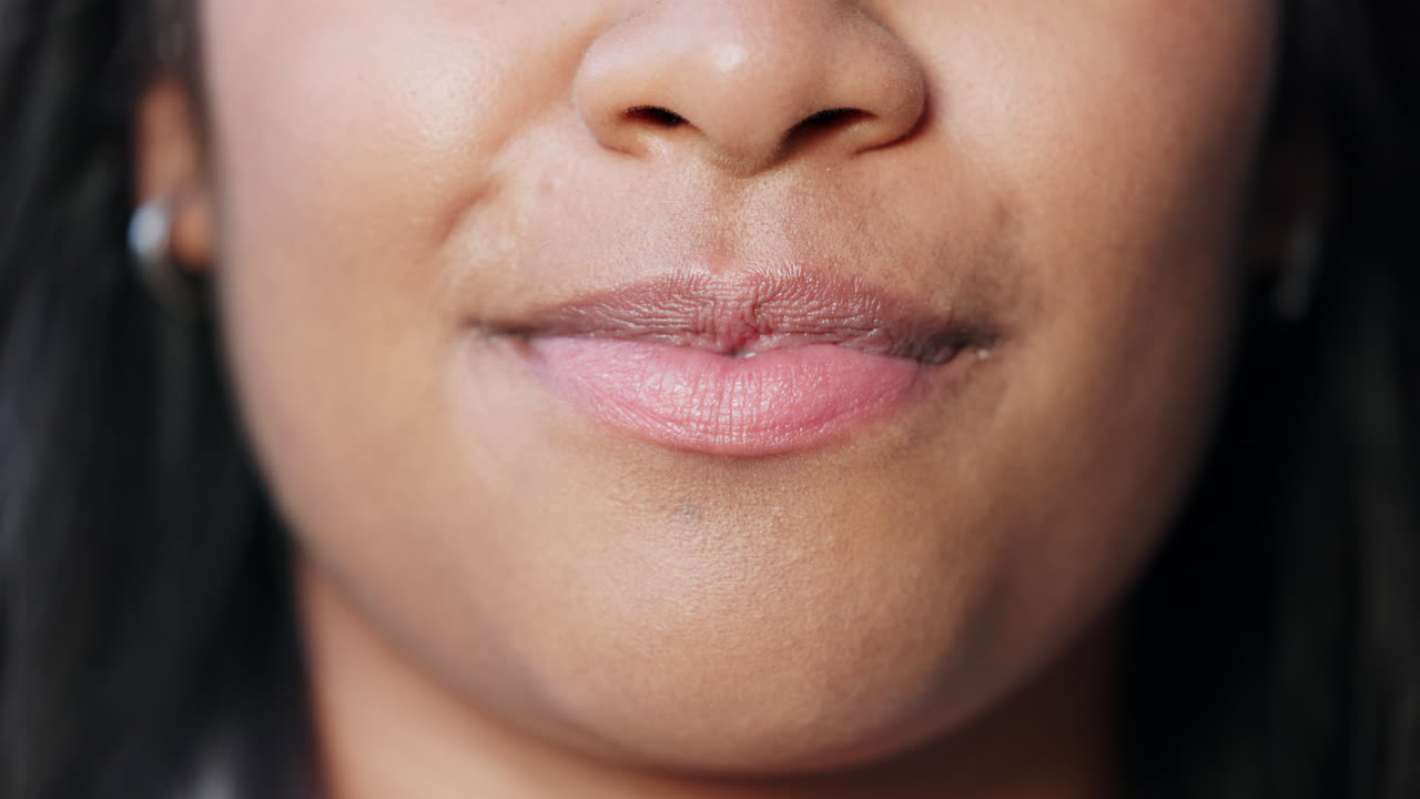 primer plano de ptient sonriente que muestra el blanco perfecto