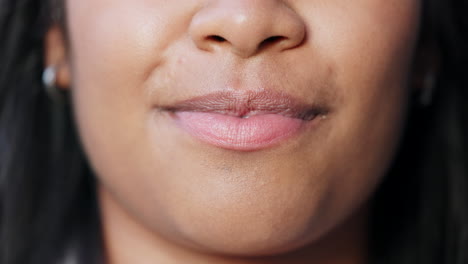 primer plano de ptient sonriente que muestra el blanco perfecto