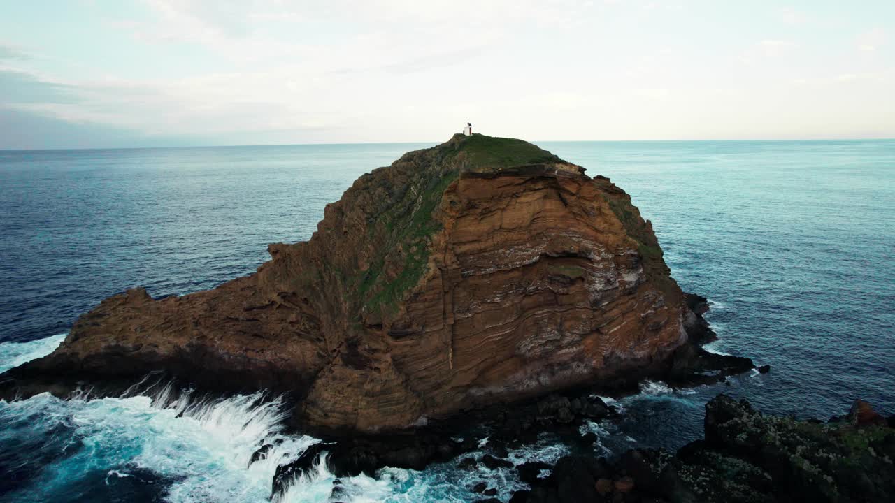 등대가 있는 바위섬