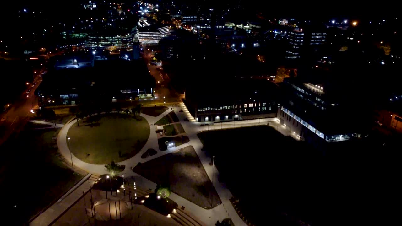 밤 시야  (night view pan) 은 고스포드 시 (gosford city) 에서 촬영된 드론으로 오스트레일리아의 센트럴 코스트 파크 (central coast park) 와 건물들 (buildings) 을 촬영한 작품이다.