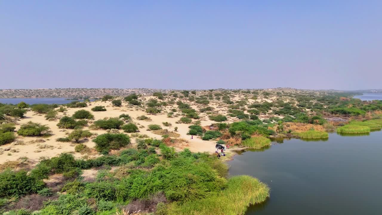 Piccola spiaggia in estate sul lago Botar nel deserto di Achro Thar.