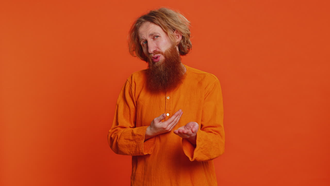 hombre mostrar un poco de gesto, pidiendo ayuda, necesita un poco más, por favor déjeme medir tamaño pequeño