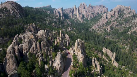 Agujas-Carretera-De-Circunvalación-Panorámica-En-El-Parque-Estatal-Custer-Montañas-De-Dakota-Del-Sur