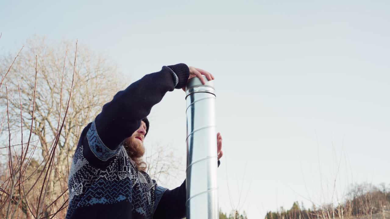남자 가 뜨거운 욕조 의 파이프 를 수리 하고 있다 - 근접