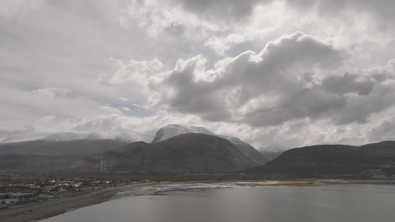 fotografía aérea del ben nevis y la cordillera cubierta de nieve