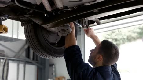 Hübscher-Mechaniker,-Der-Ein-Auto-Repariert