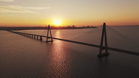 el sol se pone en el medio del puente internacional de san roque gonzález de santa cruz