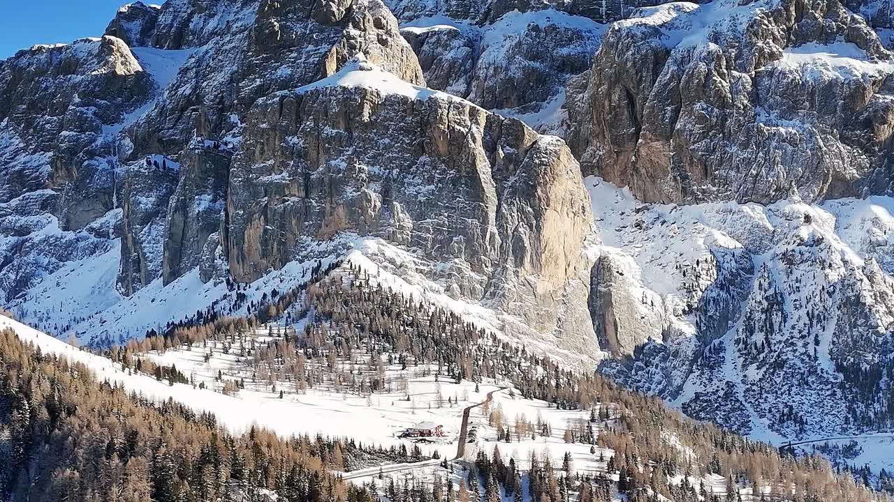 Bjerge i Alperne om vinteren med sne og træer i Italien
