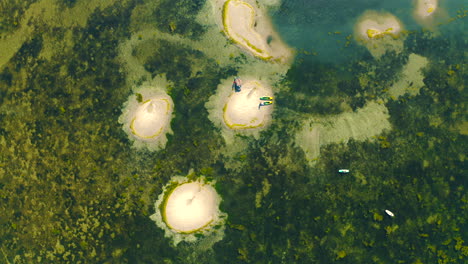 Vista-Panorámica-De-Drones-De-Pequeñas-Islas-De-Arena-En-Medio-Del-Mar-Báltico-En-Un-Día-Soleado-De-Verano