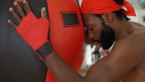 boxeador masculino relajándose en el estudio de fitness 4k