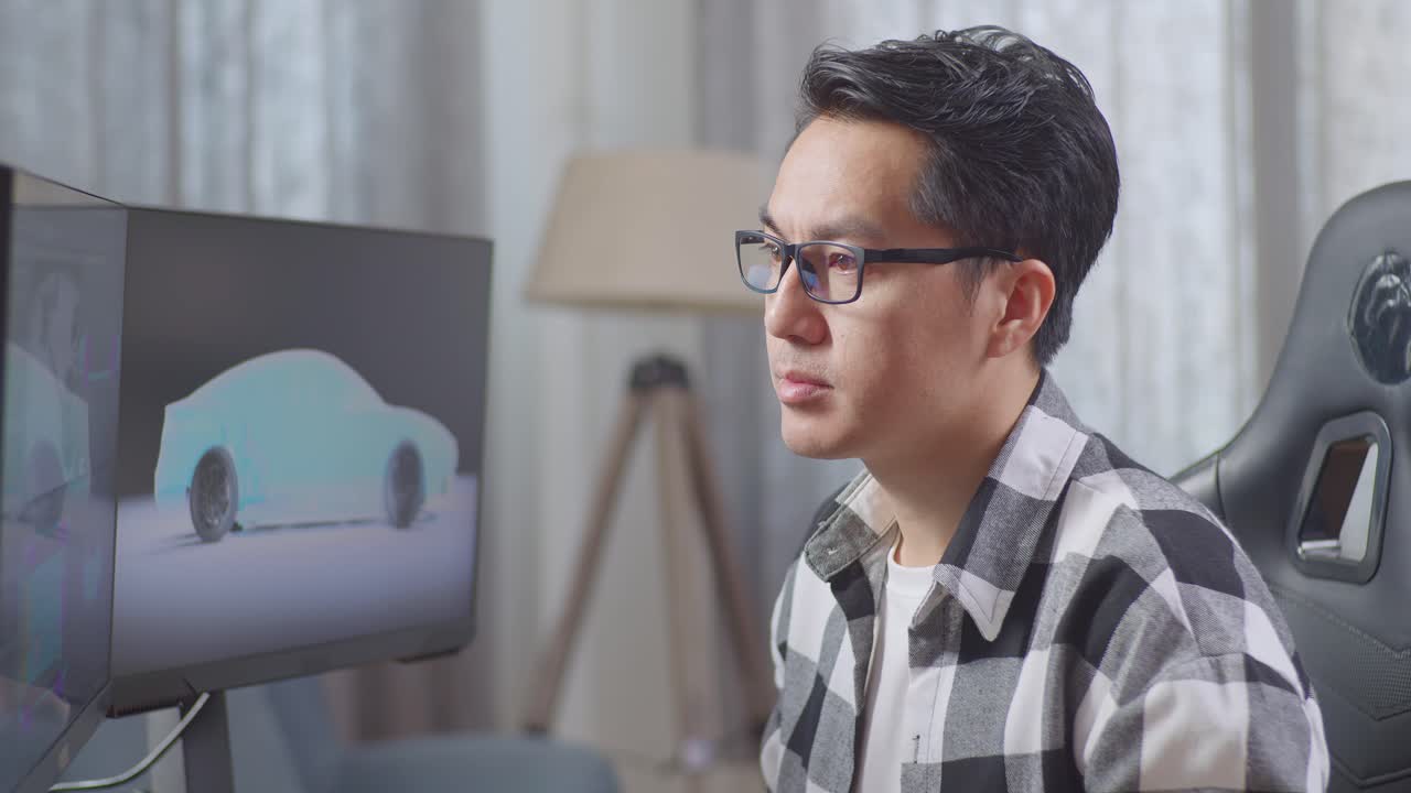 흥분한 디자이너가 자동차 디자인 성공을 축하하고 있습니다.