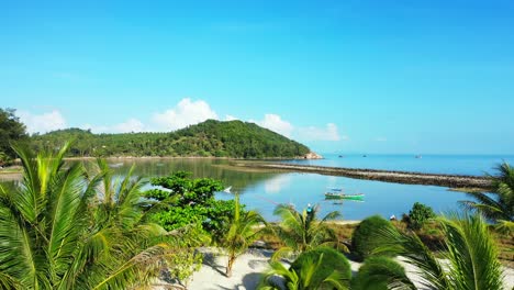 Paradiesisches-Urlaubsziel-In-Einem-Tropischen-Resort-Mit-Resorts-An-Der-Küste-Mit-Weißen-Sandstränden,-Die-Vom-Seichten-Meer-In-Thailand-Umspült-Werden