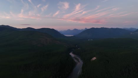 Paisaje-De-Montaña-Durante-La-Puesta-De-Sol-Con-Río-Y-Lago-De-Cabeza-Plana-En-Montana,-Estados-Unidos