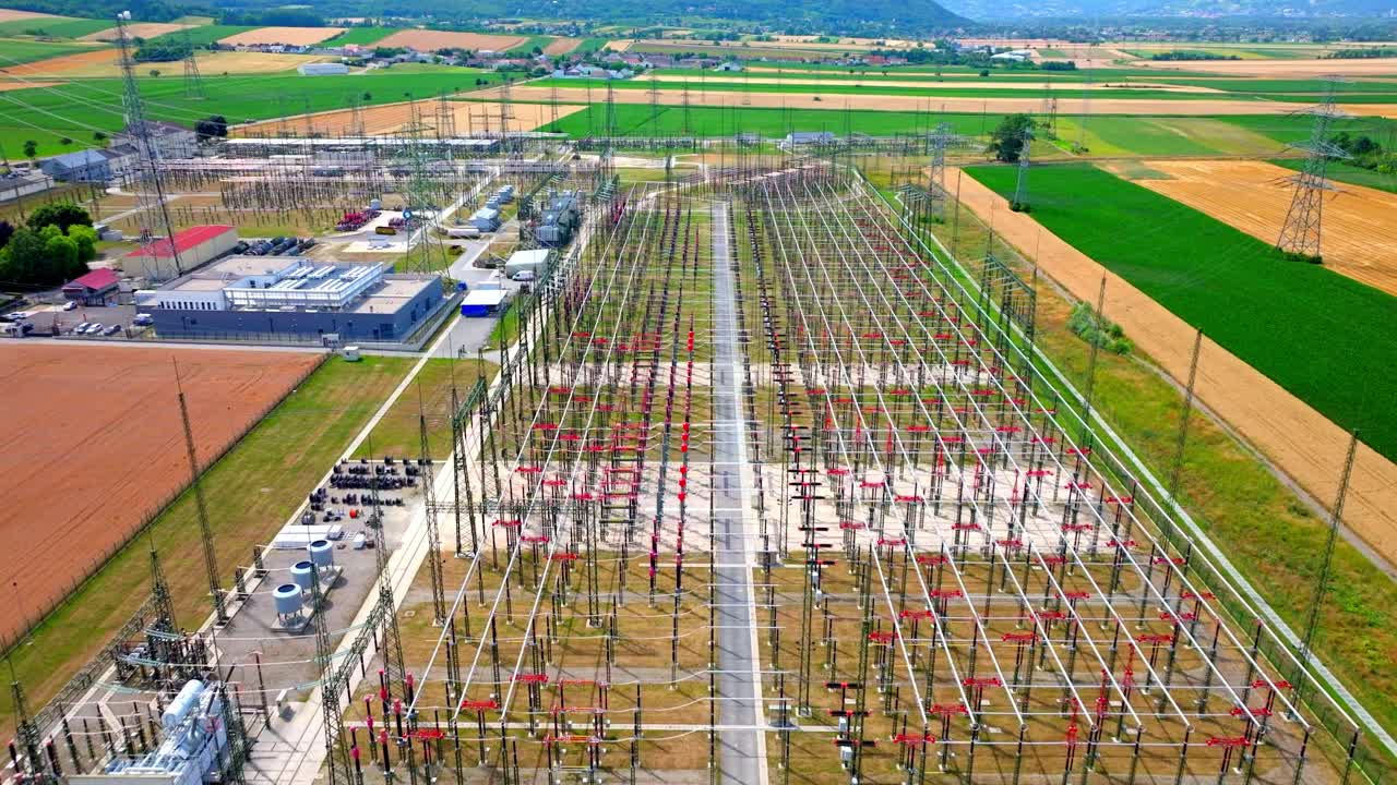 subestación eléctrica de distribución con líneas eléctricas y transformadores - toma aérea