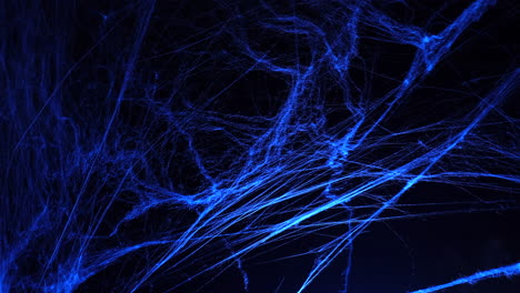 telaraña azul espeluznante de halloween en la oscuridad