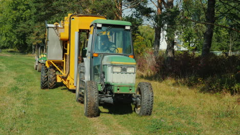 tractor tirando de equipo agrícola